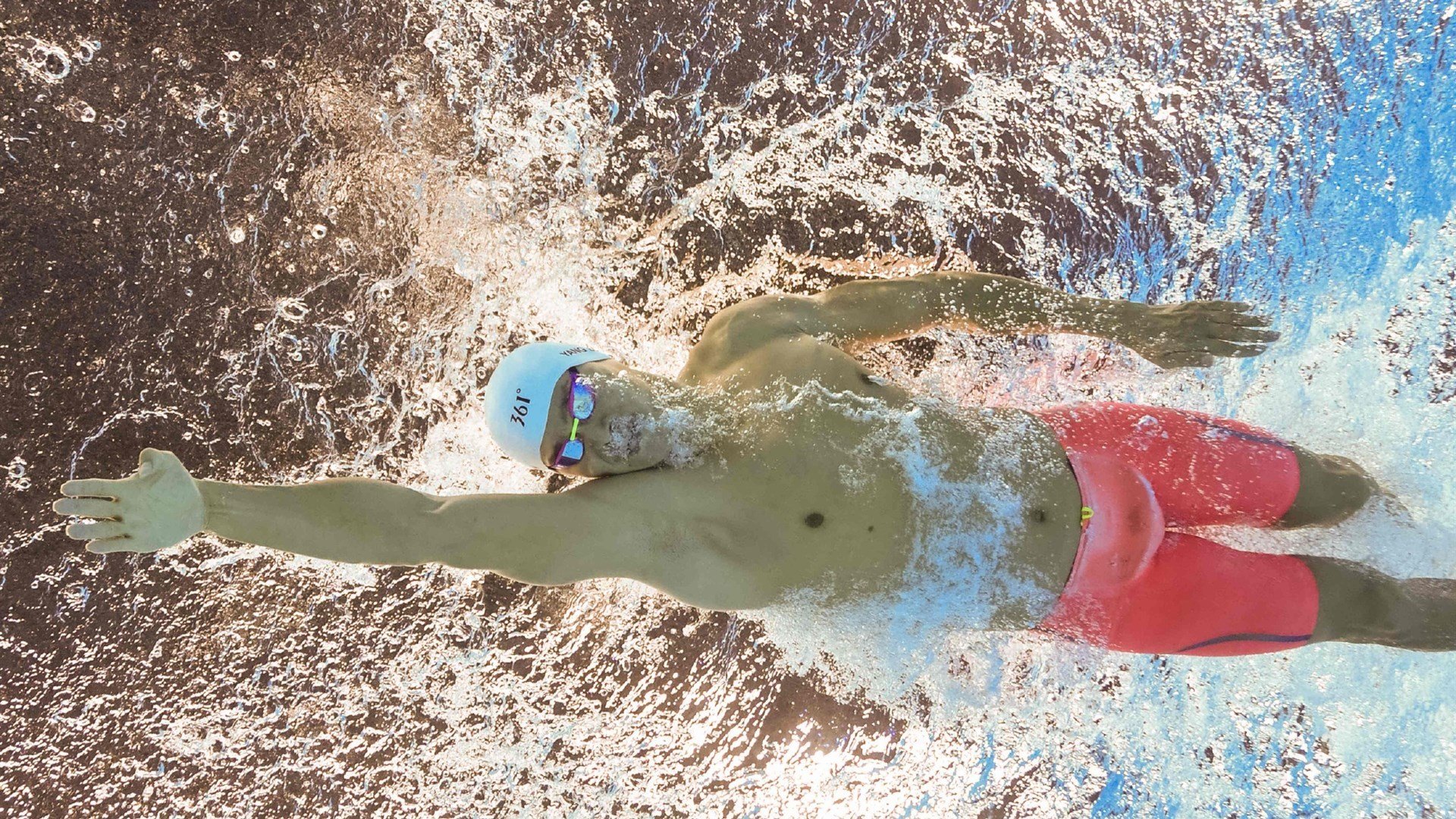 《全景赛场直播：360度观看沉浸体验》，全景直播解决方案